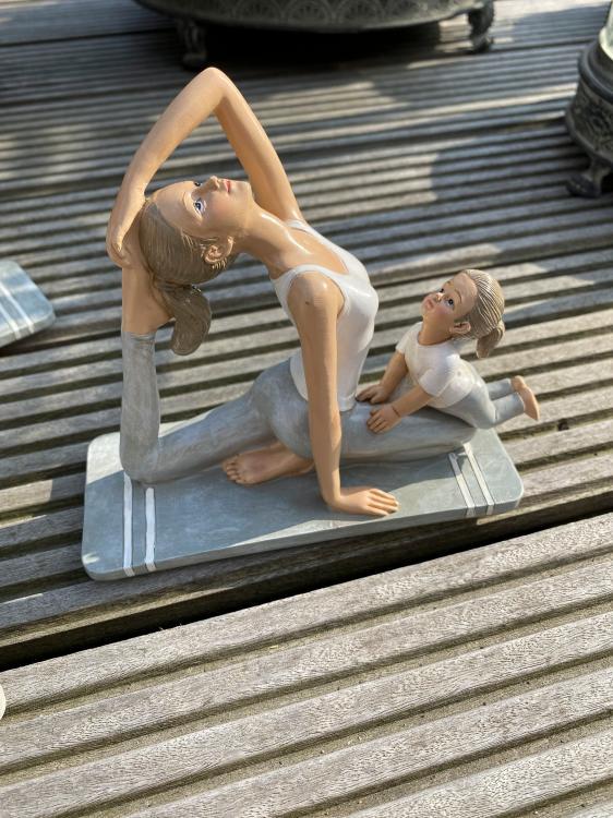 La Vida Yogadame sitzend mit Tochter, 2215054